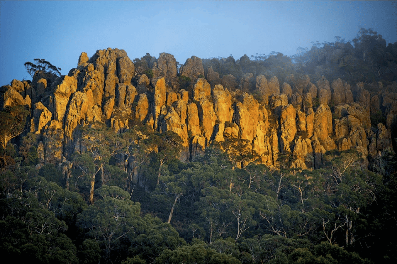 Источник фото: https://www.visitmacedonranges.com/tourism-listing/hanging-rock/